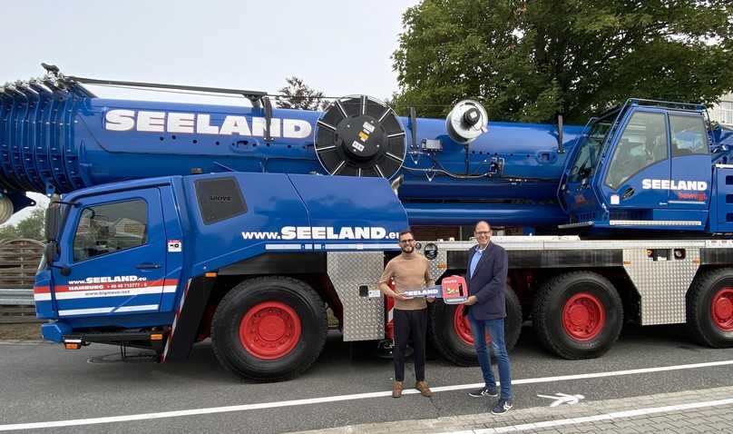 Schlüsselübergabe: Johann Evers, Geschäftsführer bei Gustav Seeland, erhielt den symbolischen Schlüssel für den Grove-Großkran von Holger Haber, Verkaufsleiter Norddeutschalnd bei Manitowoc. | Foto: Manitowoc Schlüsselübergabe: Johann Evers, Geschäftsführer bei Gustav Seeland, erhielt den symbolischen Schlüssel für den Grove-Großkran von Holger Haber, Verkaufsleiter Norddeutschalnd bei Manitowoc. | Foto: Manitowoc