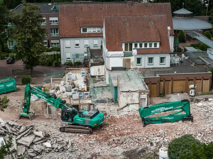 Wenn der KMC400P-7 den High-Reach-Ausleger nicht benötigt, legt er ihn dank KTEG-Auslegerwechselsystem binnen weniger Minuten einfach zur Seite. | Foto: KTEG Wenn der KMC400P-7 den High-Reach-Ausleger nicht benötigt, legt er ihn dank KTEG-Auslegerwechselsystem binnen weniger Minuten einfach zur Seite. | Foto: KTEG