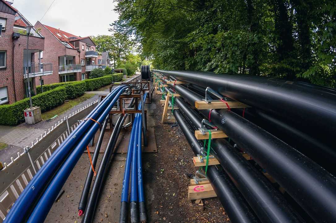 Wenig Platz und Zeit: Schutzrohr-Bündel unter der B51 Wenig Platz und Zeit: Schutzrohr-Bündel unter der B51