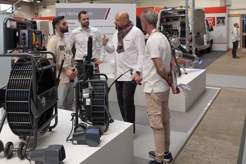 Christian Schönfeld (2.v.r.), Geschäftsleitung Vertrieb Europa, im Gespräch am Messestand | Foto: IMS Group