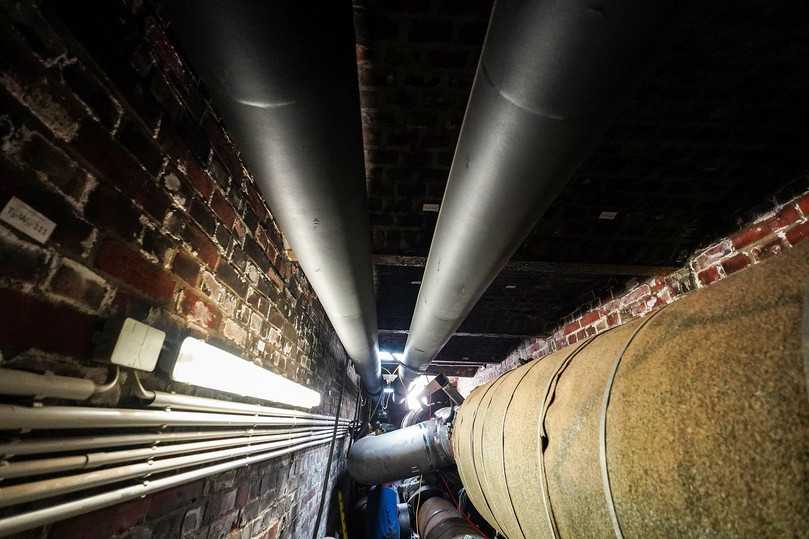 Im Bereich unter dem Theaterplatz wurden die Kunststoffmantelrohre DN 400 an den Bestand DN 500 im staatlichen Kanal angeschlossen. Die vorhandene, unter Denkmalschutz stehende Leitung ist mit Dämmwolle, Stroh und Dachpappe umhüllt. | Foto: Ludwig Pfeiffer Hoch- und Tiefbau