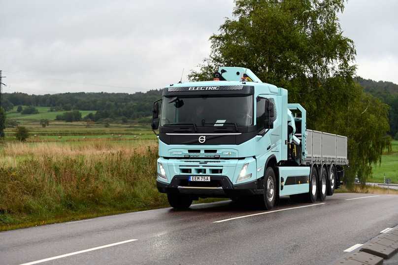 Auf erster Testfahrt zeigte sich der rund 27 t schwere FMX mit Ladekran und Pritsche sehr agil, extrem leise und gut gefedert. | Foto: Quatex, Volvo Trucks