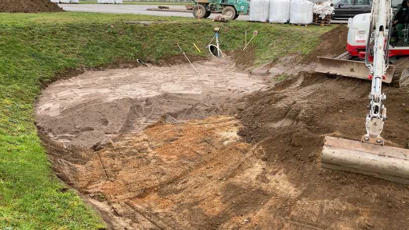 Bei der Sanierung der Versickerungsmulde wurde ein technischer Filtersand eingebracht. | Foto: Hauraton