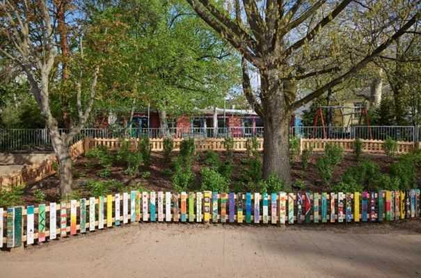 Grünaufwertung des Schulhofes der 4. Grundschule „Am Rosengarten“ in Dresden zur Sicherung der Baumstandorte und Schaffung verschatteter Aufenthaltsbereiche. | Foto: Sabine Dietzel, Sigrid Böttcher- Steeb, Robert Gommlich
