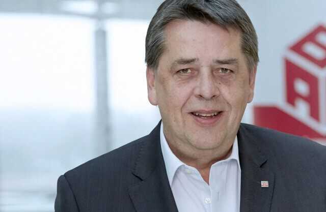 „Wir brauchen eine kräftige prozentuale Erhöhung. Dazu sind die Arbeitgeber trotz hervorragender Baukonjunktur nicht bereit gewesen." Dietmar Schäfers, Verhandlungs- führer der IG Bau | Foto: IG Bau/Archiv „Wir brauchen eine kräftige prozentuale Erhöhung. Dazu sind die Arbeitgeber trotz hervorragender Baukonjunktur nicht bereit gewesen." Dietmar Schäfers, Verhandlungs- führer der IG Bau | Foto: IG Bau/Archiv