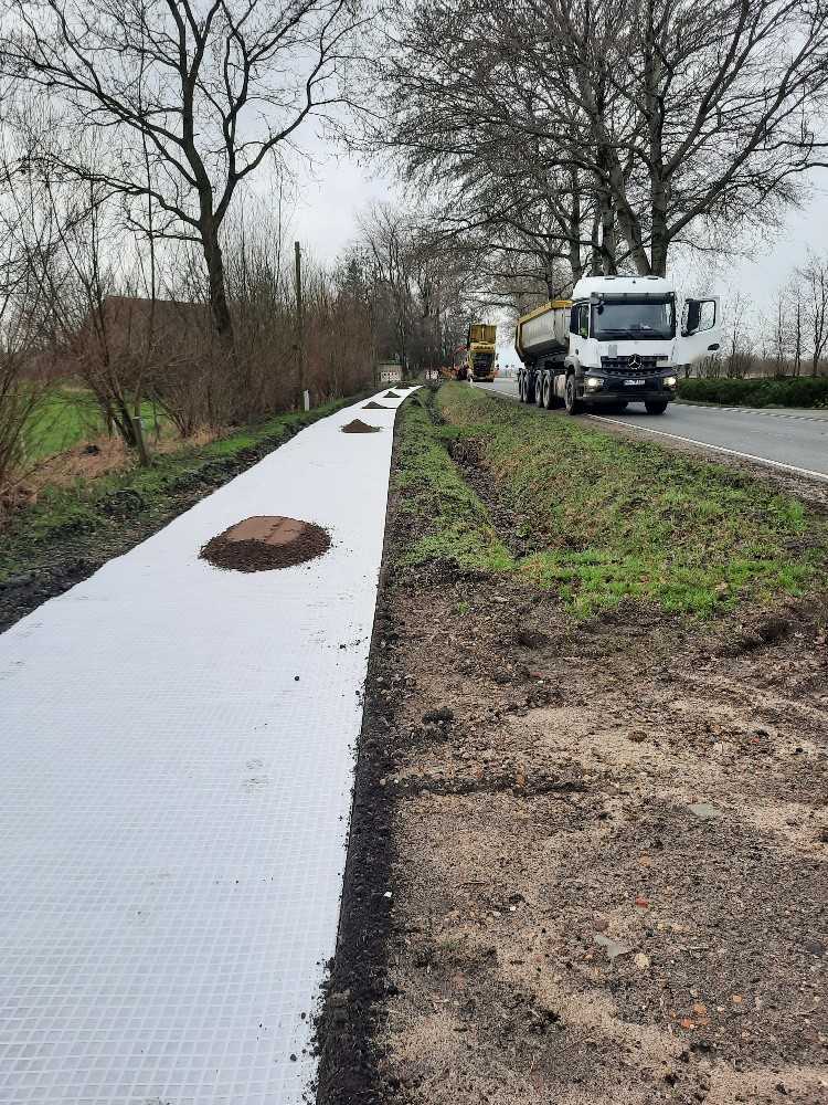 Vorbereitung des Radwegunterbaus mit Trenn- und Schutzlage entlang einer bestehenden Allee | Foto: LBV.SH Vorbereitung des Radwegunterbaus mit Trenn- und Schutzlage entlang einer bestehenden Allee | Foto: LBV.SH