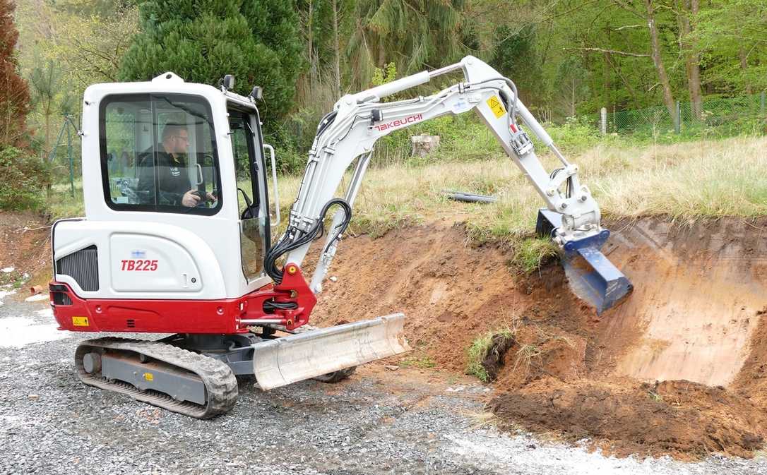 Takeuchi TB 225 Minibagger: präzise Hydraulik, saubere Arbeit Takeuchi TB 225 Minibagger: präzise Hydraulik, saubere Arbeit