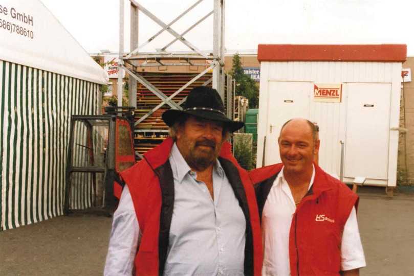 Starkes Duo: Eine Begegnung mit dem italienischen Kult-Schauspieler Bud Spencer auf einem Truckertreffen bleibt Hermann Schoch in guter Erinnerung. | Foto: HS-Schoch Starkes Duo: Eine Begegnung mit dem italienischen Kult-Schauspieler Bud Spencer auf einem Truckertreffen bleibt Hermann Schoch in guter Erinnerung. | Foto: HS-Schoch