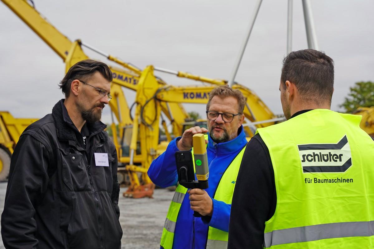 Wie einfach lässt sich die Umgebung mit der tragbaren Capture-Reality-Lösung von Topcon erfassen? Besucher durften das testen. | Foto: dxbau solutions
