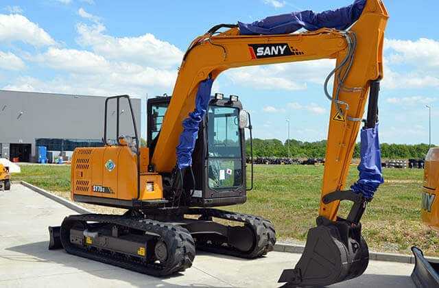 Der SY75 ist mit einem Schauffelvolumen von 0,4m³ und einem Gewicht von ca. 7 Tonnen der derzeit kleinste angebotene Bagger. | Foto: bi/Lasse Lommel