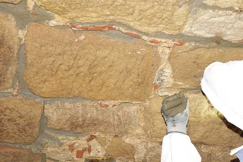 Die lockeren Fugenanteile werden zunächst ausgeräumt und anschließend mit dem Trassmörtel von Hand in Form einer Schattenfuge neu verfugt. | Foto: Güteschutz Kanalabu Die lockeren Fugenanteile werden zunächst ausgeräumt und anschließend mit dem Trassmörtel von Hand in Form einer Schattenfuge neu verfugt. | Foto: Güteschutz Kanalabu