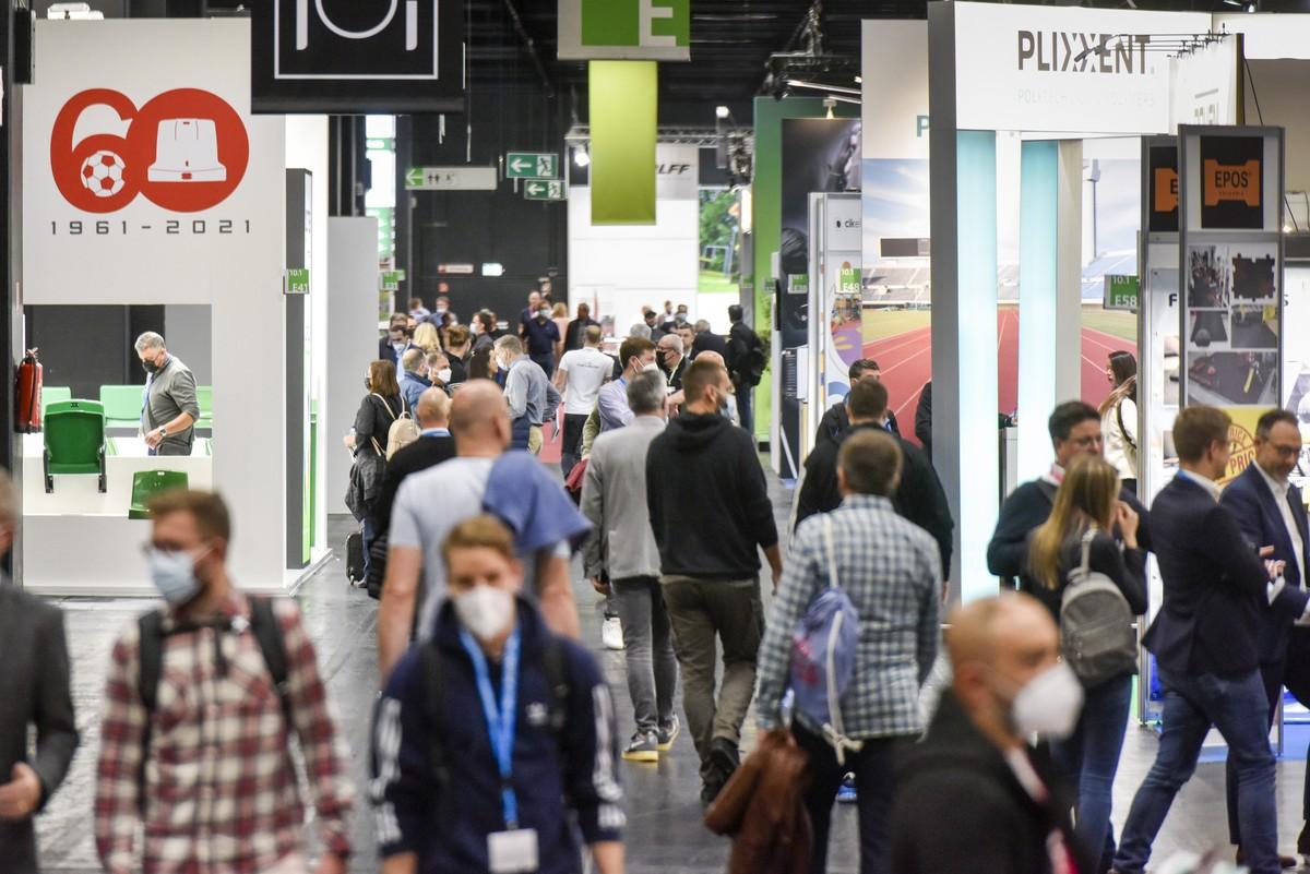 Die FSB belegt die Hallen 9, 10.1 und 10.2 des Kölner Messegeländes. In Halle 9 werden die Schwerpunkte Freiraum, Spielgeräte, Eissport und Outdoor Fitness abgebildet. Alles rund um die Bereiche Sporthalle, Sportausstattung, Sportgeräte, Indoor-Sportkonzepte und Outdoor-Fitness wird in der Halle 10.1 gebündelt. Daran thematisch anknüpfend werden in Halle 10.2 die Segmente Outdoor-Bodenbeläge, Kunstrasen, Recycling, Sportanlagen und Stadioninfrastruktur präsentiert. | Foto: Koelnmesse/FSB Die FSB belegt die Hallen 9, 10.1 und 10.2 des Kölner Messegeländes. In Halle 9 werden die Schwerpunkte Freiraum, Spielgeräte, Eissport und Outdoor Fitness abgebildet. Alles rund um die Bereiche Sporthalle, Sportausstattung, Sportgeräte, Indoor-Sportkonzepte und Outdoor-Fitness wird in der Halle 10.1 gebündelt. Daran thematisch anknüpfend werden in Halle 10.2 die Segmente Outdoor-Bodenbeläge, Kunstrasen, Recycling, Sportanlagen und Stadioninfrastruktur präsentiert. | Foto: Koelnmesse/FSB