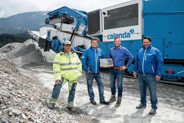 Investition in die Zukunft der Aufbereitung in Bonaduz: (von links) Antonio Mammone (Maschinist Calanda), Marcel Degonda (Spartenleiter Kies, Deponie und Recycling Calanda), Marco Cammarata (Verkauf Gipo) und Giancarlo Weingart (Geschäftsführer Calanda). | Fotos: Gipo