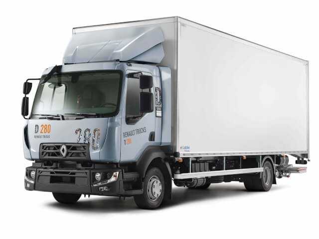 Die Renault Trucks D-Serie für den Verteilerverkehr besitzen höhenverstellbare Dachspoiler für eine bessere Aerodynamik und kommen jetzt serienmäßig vernetzt auf die Straße. Der D-Wide lässt sich künftig mit einer verbesserten Geländesoftware ausstatten.
