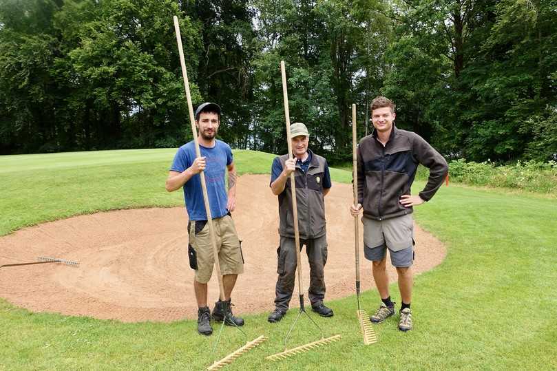 Viele Hände machen ein schnelles Arbeitsende. | Foto: bs Viele Hände machen ein schnelles Arbeitsende. | Foto: bs