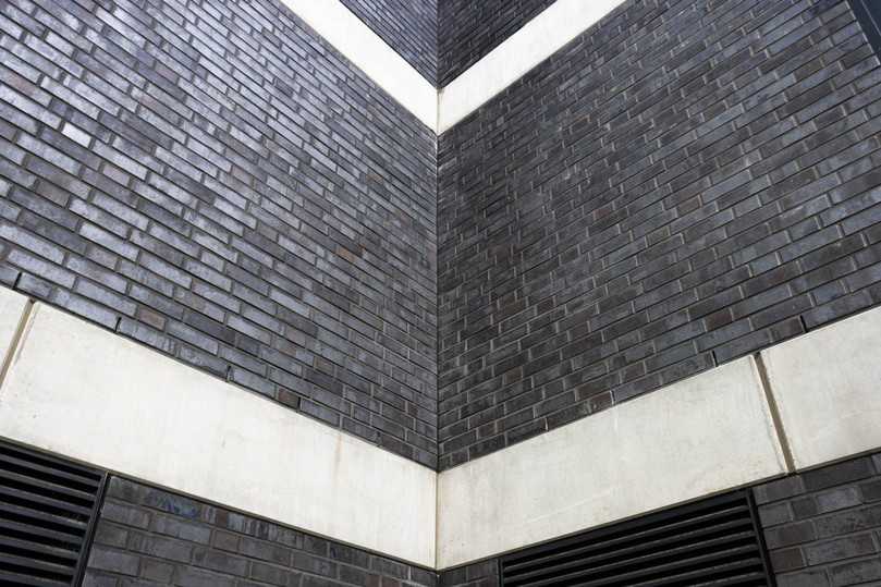 Bei schwarzer Grundfarbe und einer Mischung aus Blau-, Grau- und Braun-Nuancen erzielen Verblender der Sorte „Chemnitz“ im Normalformat eine markante Wirkung. | Foto: Vandersanden Bei schwarzer Grundfarbe und einer Mischung aus Blau-, Grau- und Braun-Nuancen erzielen Verblender der Sorte „Chemnitz“ im Normalformat eine markante Wirkung. | Foto: Vandersanden