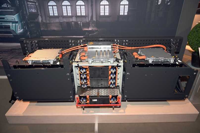 So kompakt sitzen die NCA-Akkus mit je 90 kWh Bruttokapazität am Außenrahmen der Volvo FM, FMX und FH Electric mit Zentralantrieb. | Foto: FH