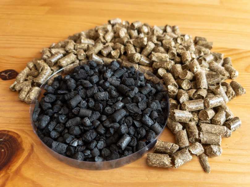 Nach der Pelletierung zu Pflanzenkohle pyrolysierter Wiesenschnitt. | Foto: GO-GRASS Nach der Pelletierung zu Pflanzenkohle pyrolysierter Wiesenschnitt. | Foto: GO-GRASS