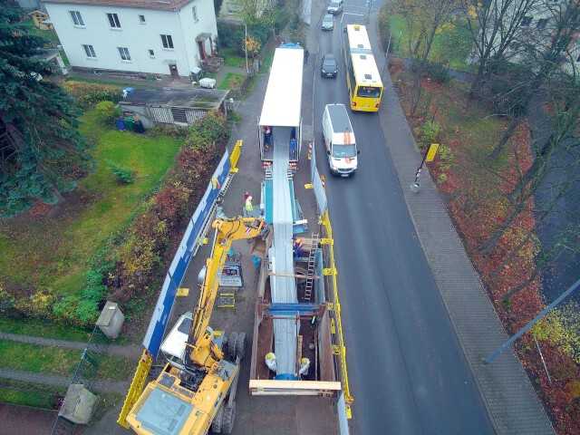 Die kurze Bauzeit und die minimierten Behinderungen des Verkehrs waren wesentliche Argumente für den Einsatz dieses Verfahrens in Dresden. Die kurze Bauzeit und die minimierten Behinderungen des Verkehrs waren wesentliche Argumente für den Einsatz dieses Verfahrens in Dresden.