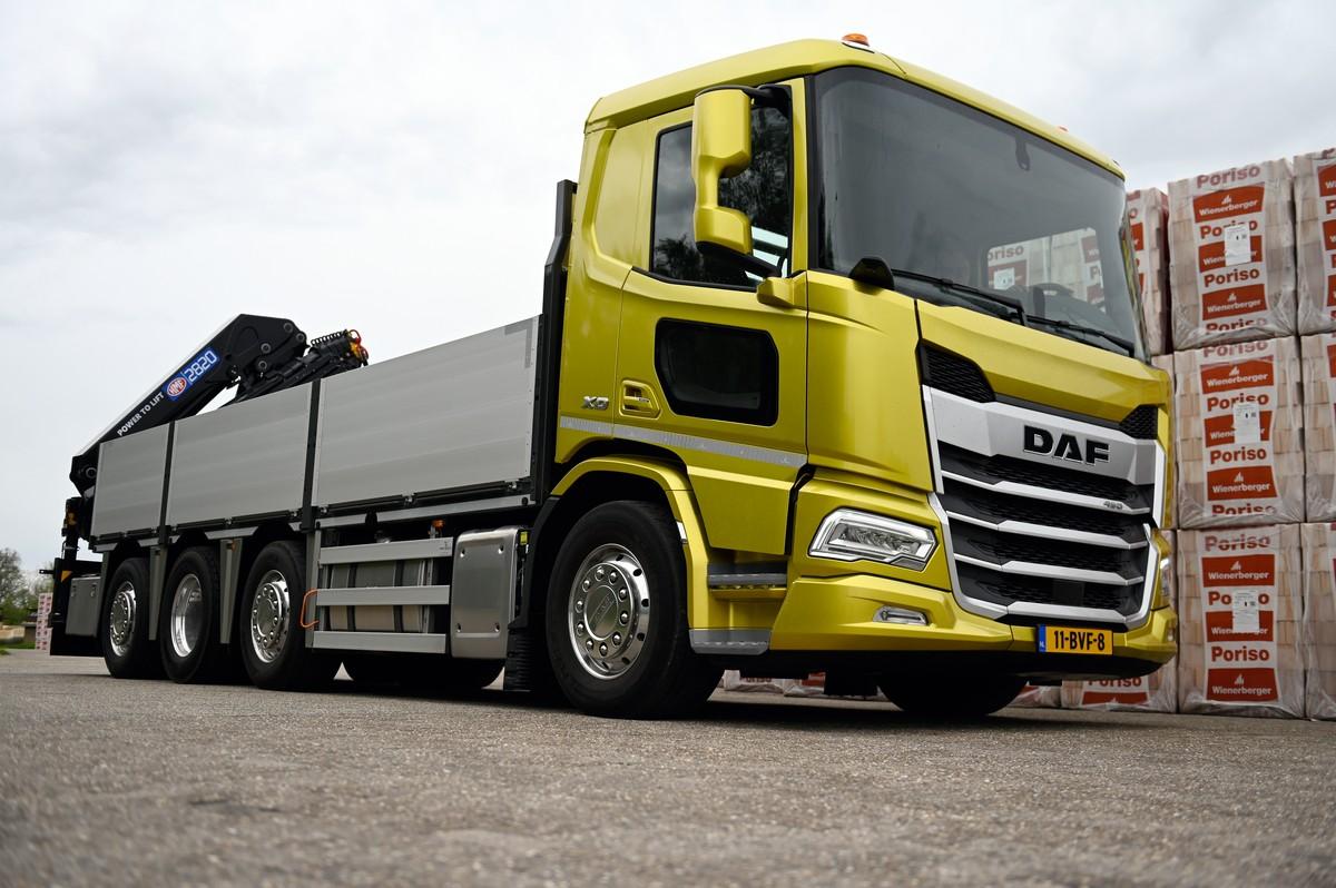 Der XD mit Tridem-Aggregat und Heckkran bewährt sich als Baustofflieferant. | Foto: QUATEX