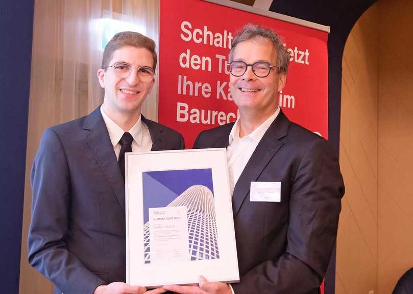 Samet Gülen (l.) freut sich über den Nachwuchsförderpreis „Summa cum Bau“, überreicht durch Rechtsanwalt Dr. Ulrich Böttger, Mitglied im Geschäftsführenden Ausschuss der ARGE Baurecht. | Foto: ARGE Baurecht Samet Gülen (l.) freut sich über den Nachwuchsförderpreis „Summa cum Bau“, überreicht durch Rechtsanwalt Dr. Ulrich Böttger, Mitglied im Geschäftsführenden Ausschuss der ARGE Baurecht. | Foto: ARGE Baurecht