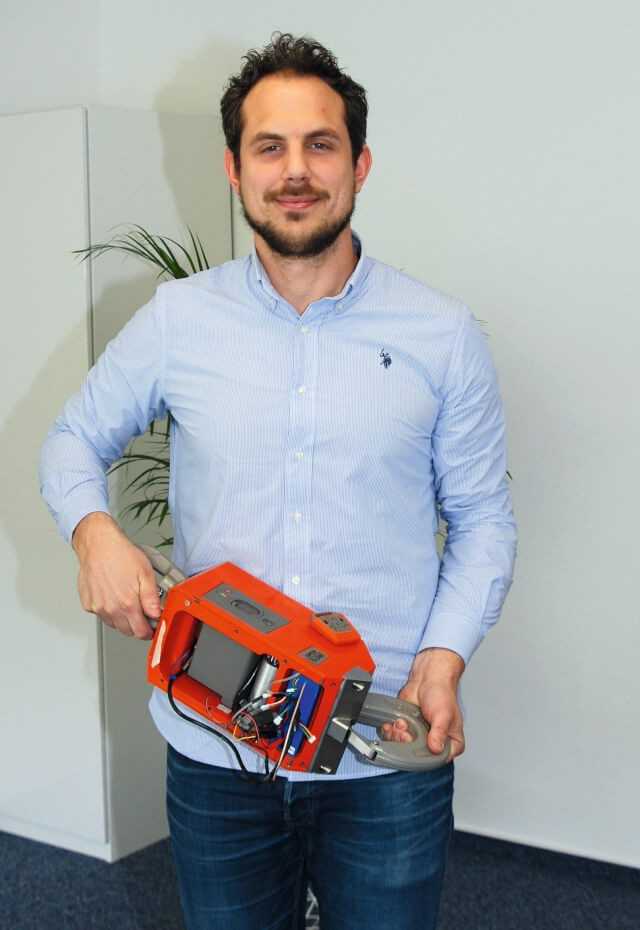 Sascha Meyer, Geschäftsführer von 8tronix, hat den Kranhaken für Pewag „intelligent“ gemacht. | Fotos: B_I/B. Stahn Sascha Meyer, Geschäftsführer von 8tronix, hat den Kranhaken für Pewag „intelligent“ gemacht. | Fotos: B_I/B. Stahn