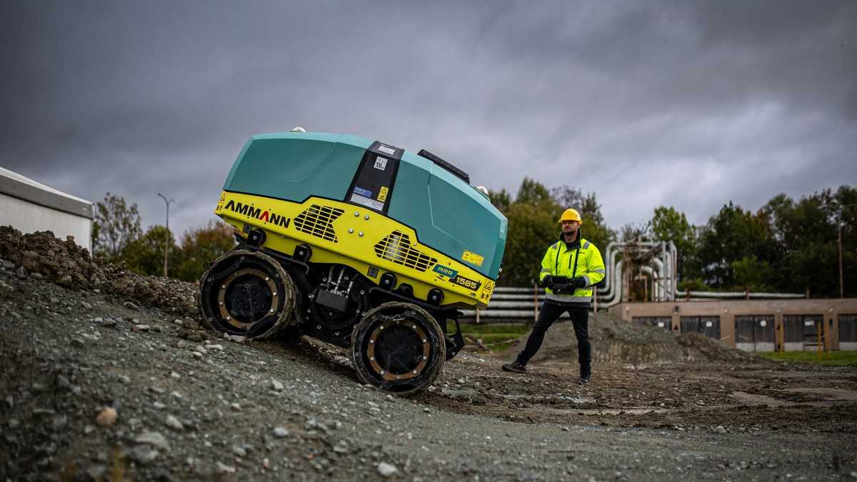 Ammann ARR 1585-2: Neue Grabenwalze setzt auf Skid-Steering und Infrarot