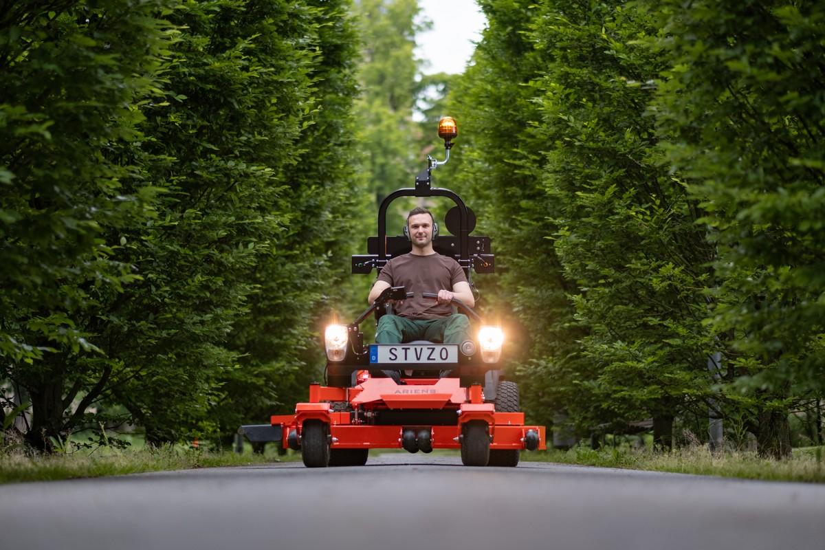 Der kommunale Einsatz von Zero-Turn-Mähern erfordert beim Wechsel zwischen Mähflächen und dem Befahren von öffentlichen Wegen und Straßen die Verwendung einer nach der Straßen-Verkehrs-Zulassungs-Ordnung (StVZO) zugelassenen Beleuchtungseinrichtung. | Foto: Marc H. Schilling