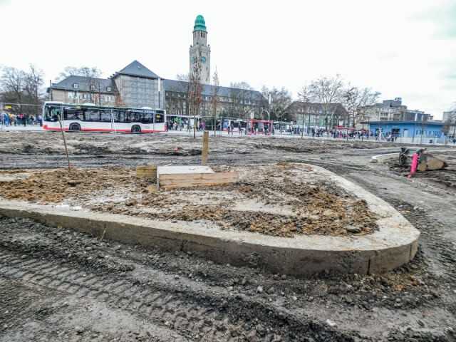 Streifenfundament für das 50 cm hohe Beet, das als gerundetes Dreieck geformt ist und im westlichen Parkteil liegt. Das Fundament für die Bronze-Plastik „Olympia“ ist ebenfalls schon vorbereitet. Im Hintergrund ist das über 100 Jahre alte Rathaus Buer zu sehen, davor der neue Busbahnhof, der an den Goldbergpark angrenzt. | Foto: BI/Stoffregen