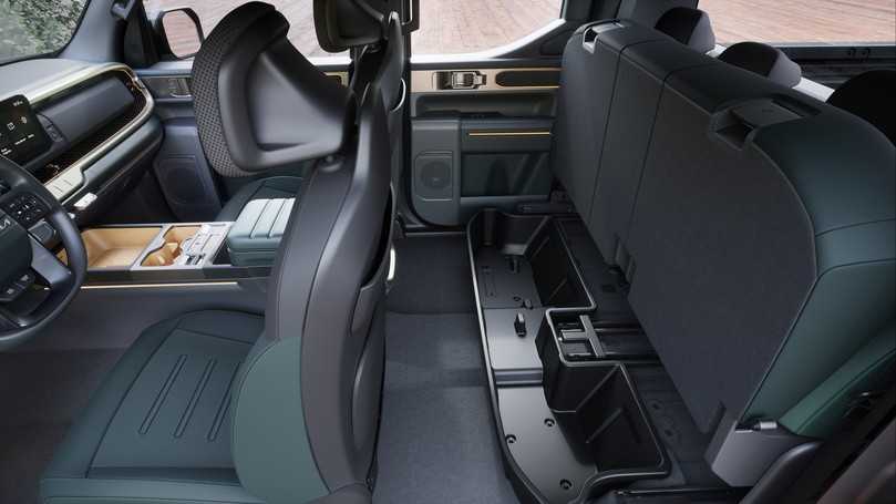 Ein großer klappbarer Konsolentisch und 33 l große Staukästen unter den Rücksitzen werten das Innenleben weiter auf. | Foto: Kia Ein großer klappbarer Konsolentisch und 33 l große Staukästen unter den Rücksitzen werten das Innenleben weiter auf. | Foto: Kia