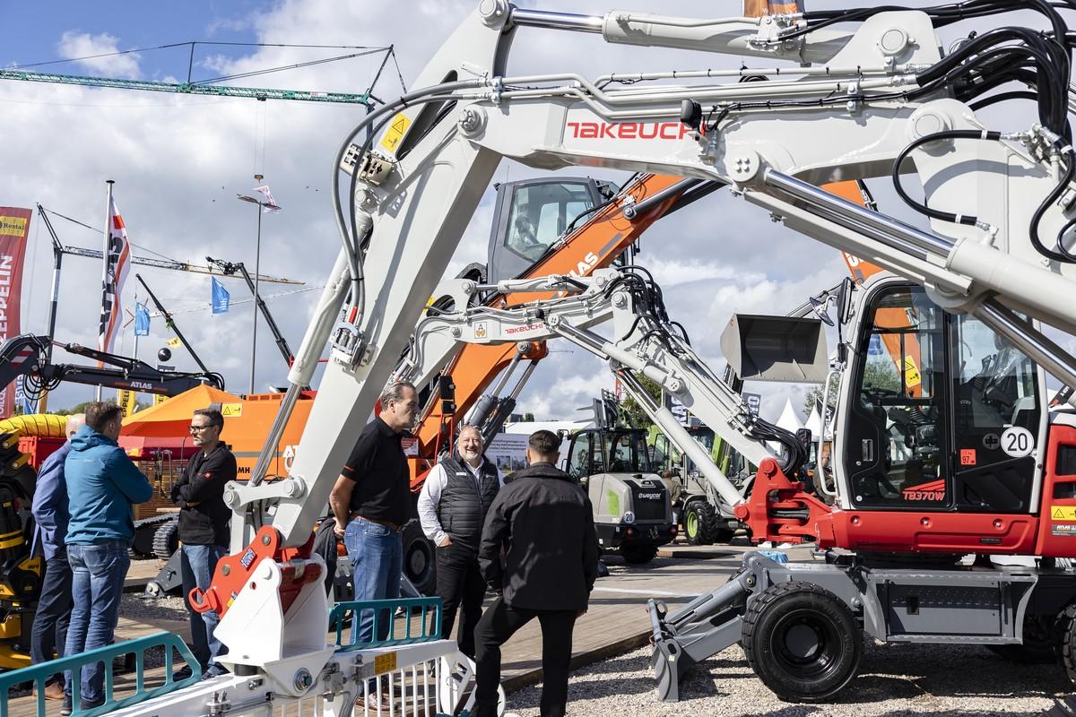 700 Ausstellerinnen und Aussteller präsentieren sich auf der Nordbau 2026 in Neumünster unter anderem auf dem Freigelände. | Foto: Holstenhallen Neumünster – NordBau – SixConcept