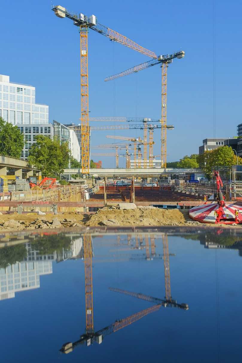 Liebherr-Turmdrehkrane entlang der ersten U5-Trasse in Hamburg: EC-B Flat-Top- und EC-H High-Top-Krane sind im Einsatz. | Foto: Liebherr