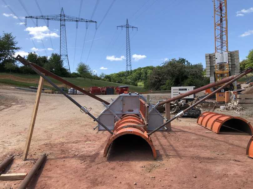 Bevor die Rundstützenschalung aufgerichtet wird, werden am Boden liegend die Arbeitsbühnen angebracht. | Foto: Paschal Bevor die Rundstützenschalung aufgerichtet wird, werden am Boden liegend die Arbeitsbühnen angebracht. | Foto: Paschal