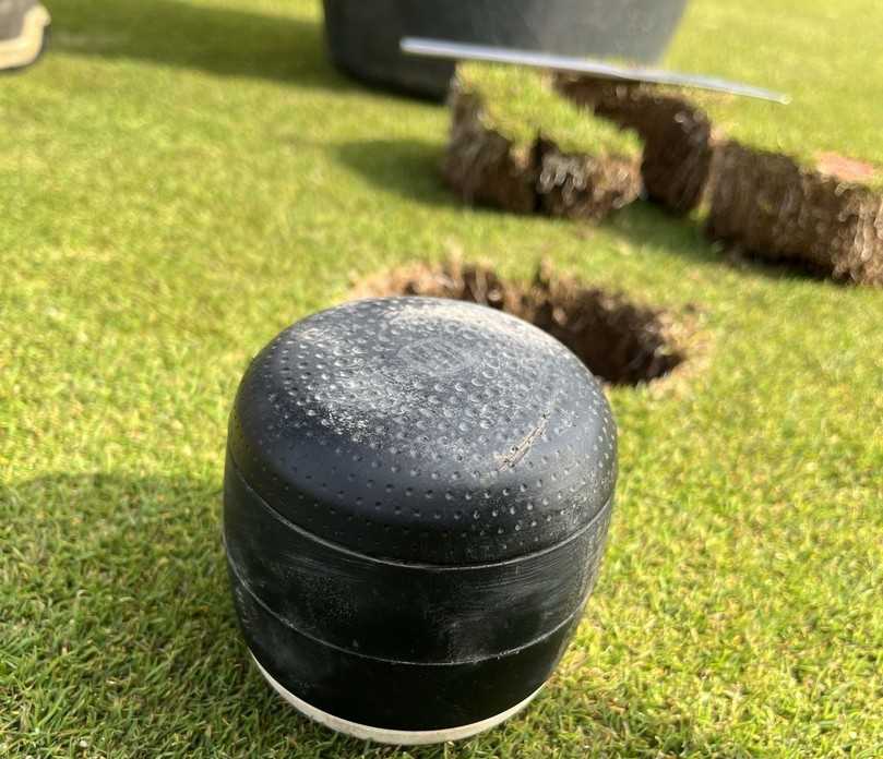 Einbau auf einem Golfgrün: Der „HydroBall“ soll das Wassermanagement optimieren, die Produktivität steigern und zum nachhaltigen Ressourceneinsatz beitragen. | Foto: Rasenwelt