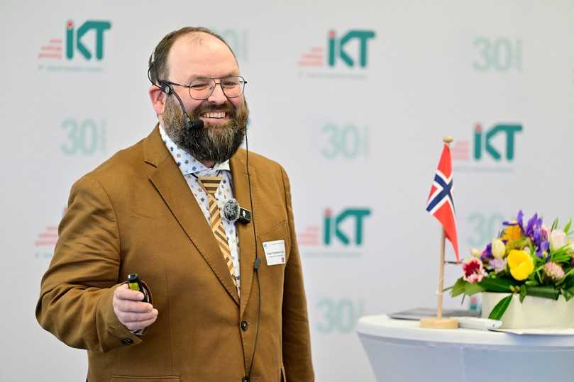 Prof. Franz Tscheikner-Gratl aus Norwegen berichet über erste Ergebnisse des Forschungsprojekts PIPEON. | Foto: IKT