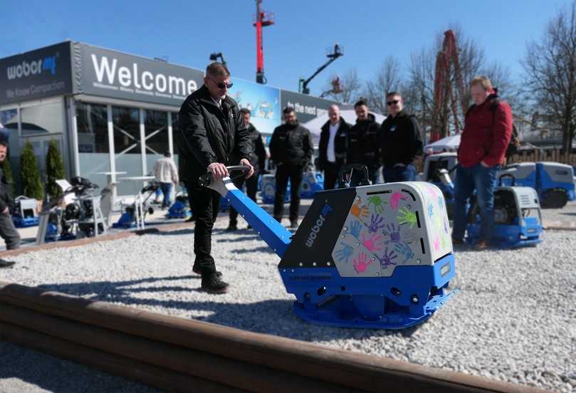 Der Prototyp des Weber MT Bodenverdichters CR 7 DC mit 65 kN Zentrifugalkraft, 65 cm Arbeitsbreite und Vanguard-Akkus. Die farbigen Handabdrücke stammen von den Kindern der Kita Bäderborn in Bad Laasphe. | Foto: Weber MT