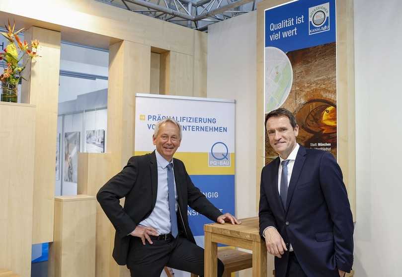 Dr.-Ing. Marco Künster, Geschäftsführer Güteschutz Kanalbau (r.), und Christian Dornbruch, Geschäftsführer PQ-Bau GmbH, am IFAT-Messestand. | Foto: Güteschutz Kanalbau Dr.-Ing. Marco Künster, Geschäftsführer Güteschutz Kanalbau (r.), und Christian Dornbruch, Geschäftsführer PQ-Bau GmbH, am IFAT-Messestand. | Foto: Güteschutz Kanalbau
