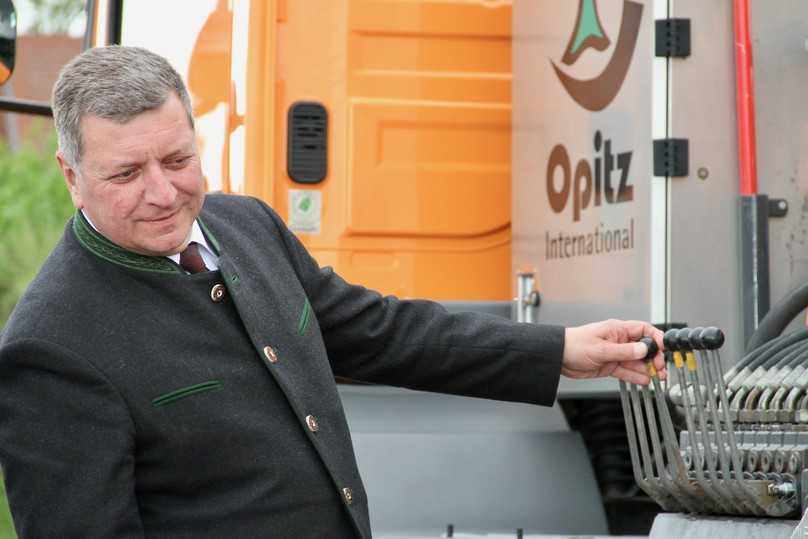 Bayerns Verkehrsminister Christian Bernreiter beim maschinellen Pflanzen der letzten Säuleneiche auf der Verkehrsinsel der Ortsdurchfahrt Unterrödel in Richtung Heideck. | Foto: bs Bayerns Verkehrsminister Christian Bernreiter beim maschinellen Pflanzen der letzten Säuleneiche auf der Verkehrsinsel der Ortsdurchfahrt Unterrödel in Richtung Heideck. | Foto: bs