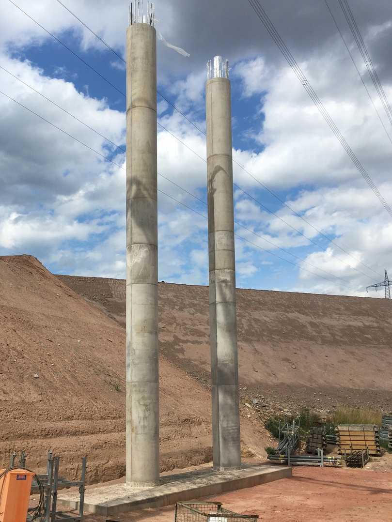 Die Betonpfeiler mit 1 Meter Durchmesser sind zwischen 13,80 und 15,50 Meter hoch. Sie wurden in je zwei Takten betoniert. | Foto: Paschal Die Betonpfeiler mit 1 Meter Durchmesser sind zwischen 13,80 und 15,50 Meter hoch. Sie wurden in je zwei Takten betoniert. | Foto: Paschal
