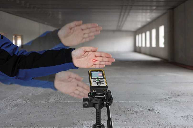 Das kontaktlose Auslösen der Messung verhindert Verwackeln. | Foto: Stabila