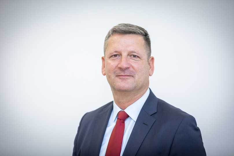 "Der Bau kleiner Mehrfamilienhäuser in Einfamilienhausgegenden ist ein Kompromiss zur Kostensenkung für Käufer und Mieter." Christian Bruch, Geschäftsführer der DGfM | Foto: DGfM "Der Bau kleiner Mehrfamilienhäuser in Einfamilienhausgegenden ist ein Kompromiss zur Kostensenkung für Käufer und Mieter." Christian Bruch, Geschäftsführer der DGfM | Foto: DGfM