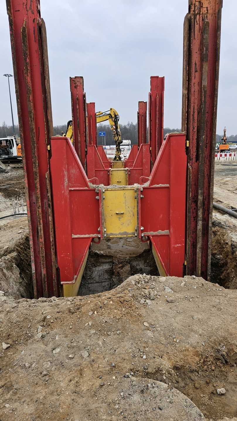 TWF-Gleitschienenverbau im Einsatz am KLV-Terminal des Skandinavienkais in Travemünde | Foto: TWF-Tiefbautechnik GmbH TWF-Gleitschienenverbau im Einsatz am KLV-Terminal des Skandinavienkais in Travemünde | Foto: TWF-Tiefbautechnik GmbH