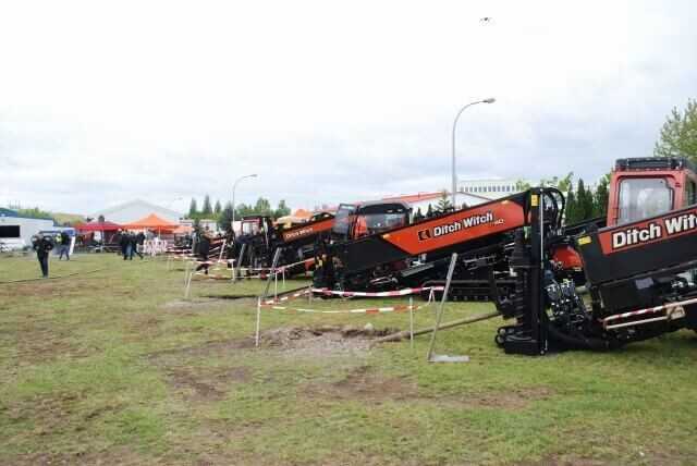 Auf dem großen Gelände der Niederlassung von Tramann + Sohn in Schönebeck wurde nahezu das komplette Programm von Ditch Witch präsentiert. Die neue JT 40 gehörte zu den Attraktionen der Road Show. Auf dem großen Gelände der Niederlassung von Tramann + Sohn in Schönebeck wurde nahezu das komplette Programm von Ditch Witch präsentiert. Die neue JT 40 gehörte zu den Attraktionen der Road Show.
