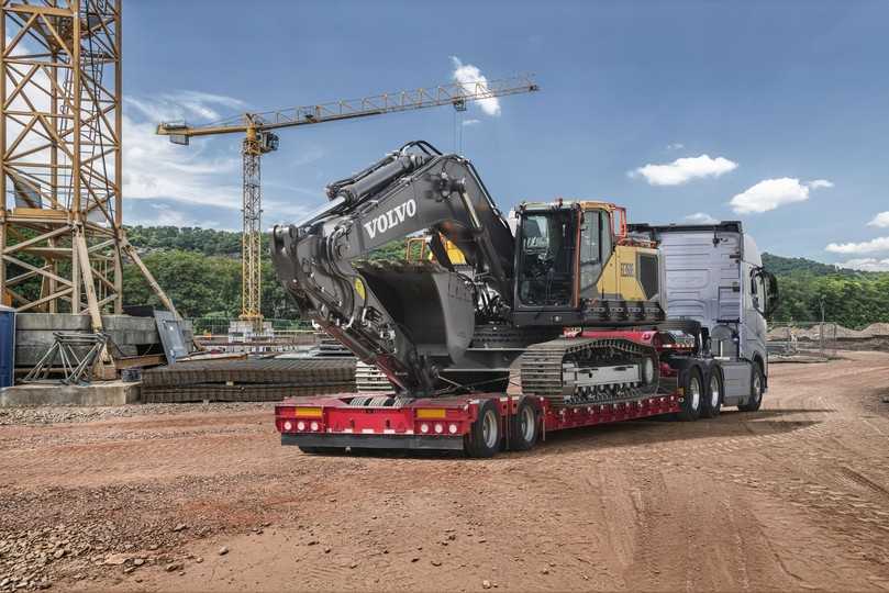 Beim Verladen auf einen Anhänger bleibt die Gesamthöhe des EC350E Raupenbaggers unter vier Metern, wichtig für den problemlosen Transport zum nächsten Einsatzort. | Foto: Volvo CE Beim Verladen auf einen Anhänger bleibt die Gesamthöhe des EC350E Raupenbaggers unter vier Metern, wichtig für den problemlosen Transport zum nächsten Einsatzort. | Foto: Volvo CE