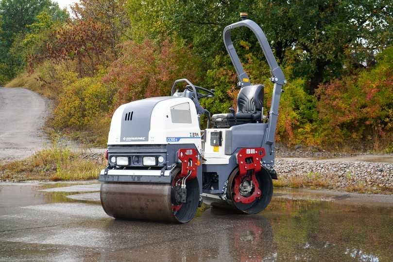 Dynapac-Walzen sind mit einer Kranöse ausgestattet, wodurch der Transport vereinfacht wird. | Foto: Dynapac