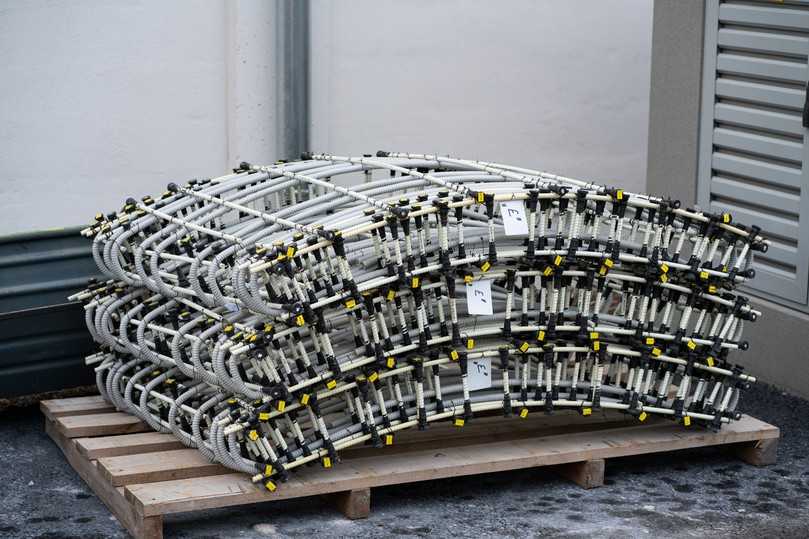 Drei fertige Bewehrungskörbe, die für die Weiterverarbeitung zwischengelagert werden. | Foto: Schöck Drei fertige Bewehrungskörbe, die für die Weiterverarbeitung zwischengelagert werden. | Foto: Schöck