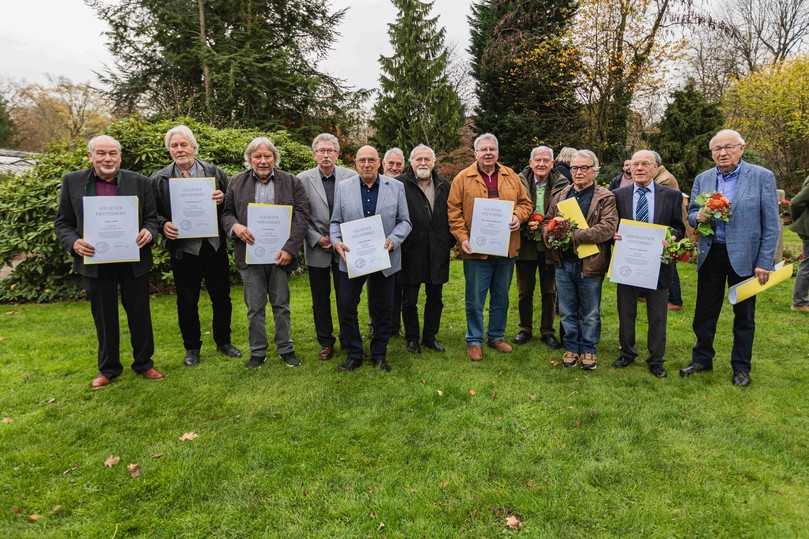 Haben ihren Abschluss vor 50 oder 60 Jahren an der Fachschule erworben: Die Jubilare wurden auf der Feier im Bildungszentrum Gartenbau Essen besonders geehrt. | Foto: Bildungszentrum Gartenbau Essen Haben ihren Abschluss vor 50 oder 60 Jahren an der Fachschule erworben: Die Jubilare wurden auf der Feier im Bildungszentrum Gartenbau Essen besonders geehrt. | Foto: Bildungszentrum Gartenbau Essen