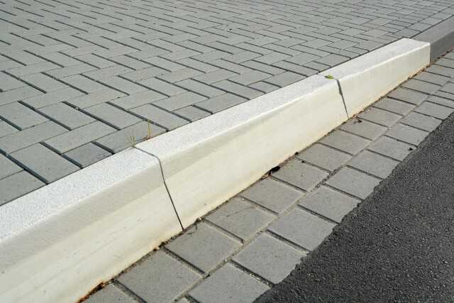 Neuer Bordstein für barrierefreie Bushaltestellen