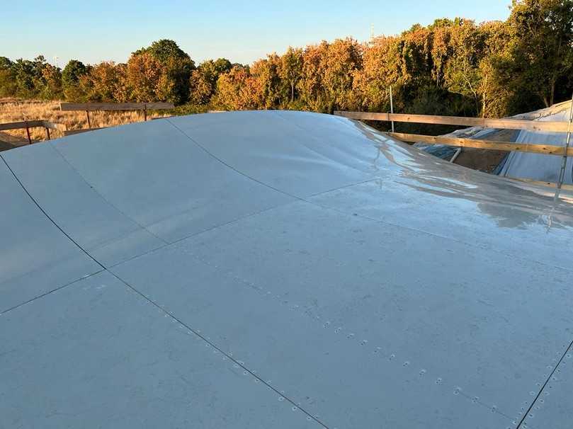 Selbst beim extremen Biegen der Alkus SF Flex entstehen keine Risse. So lässt sich eine glatte Betonoberfläche erreichen. | Foto: Kiefer Schalungsbau GmbH Selbst beim extremen Biegen der Alkus SF Flex entstehen keine Risse. So lässt sich eine glatte Betonoberfläche erreichen. | Foto: Kiefer Schalungsbau GmbH