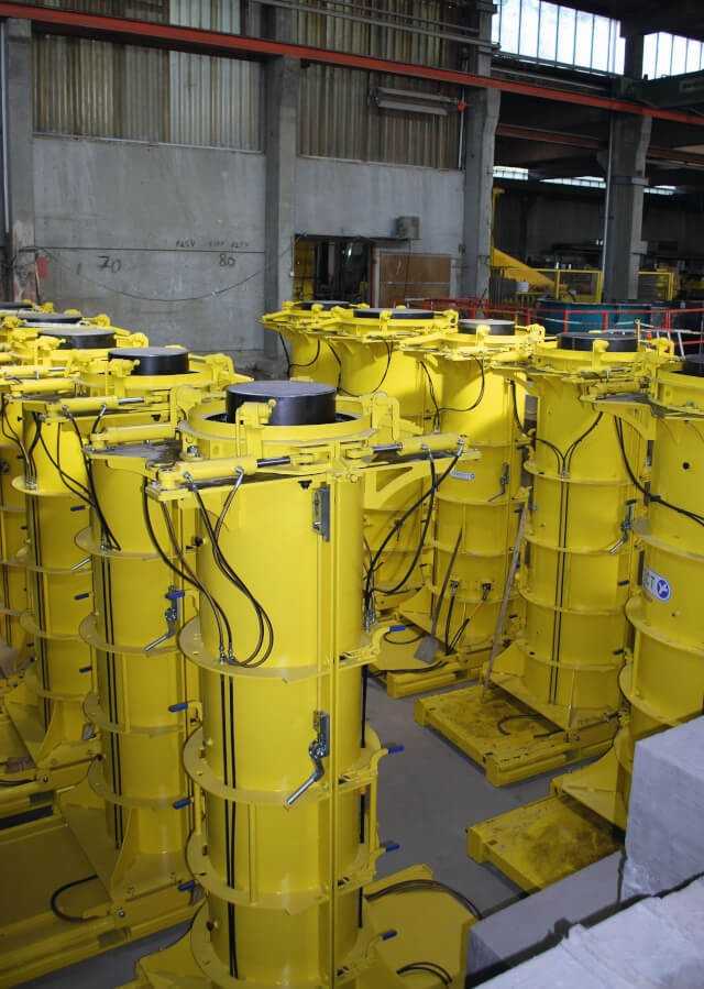 Rund eine halbe Million Euro hat Beton Müller in die Fertigungs- technik der Vortriebsrohre Investiert. Gut zu erkennen: Die hydraulische Vorrichtung zum Vorentschalen der Spitzenden.